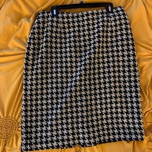 ❗️Never worn❗️BW Houndstooth Skirt